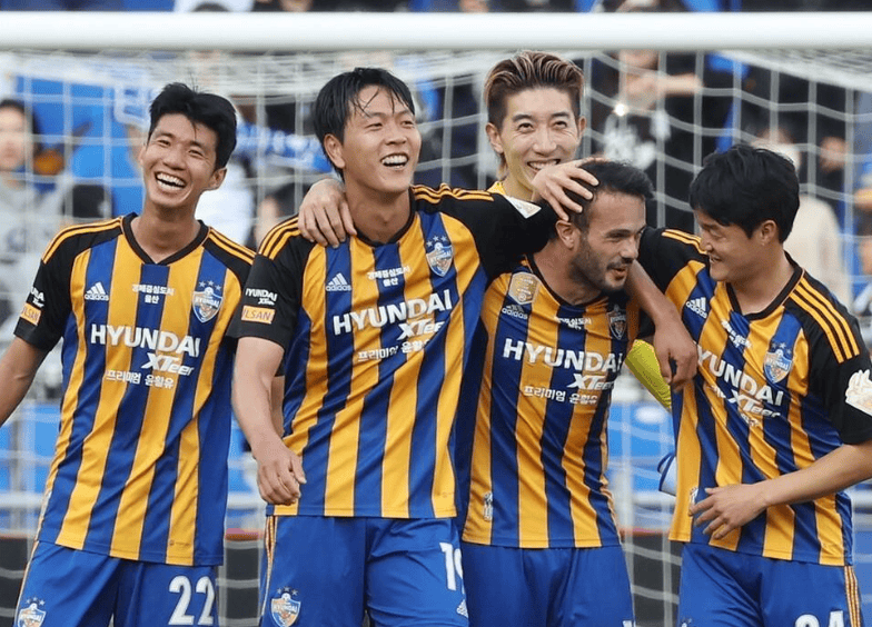 国内足球联赛举办，豪门球队集结争夺冠军