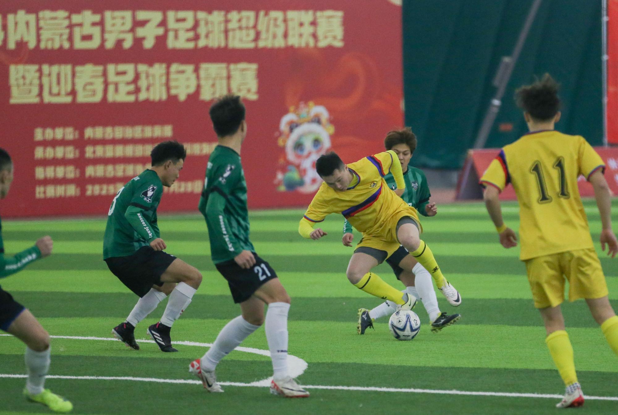 国内足球联赛举办，豪门球队集结争夺冠军