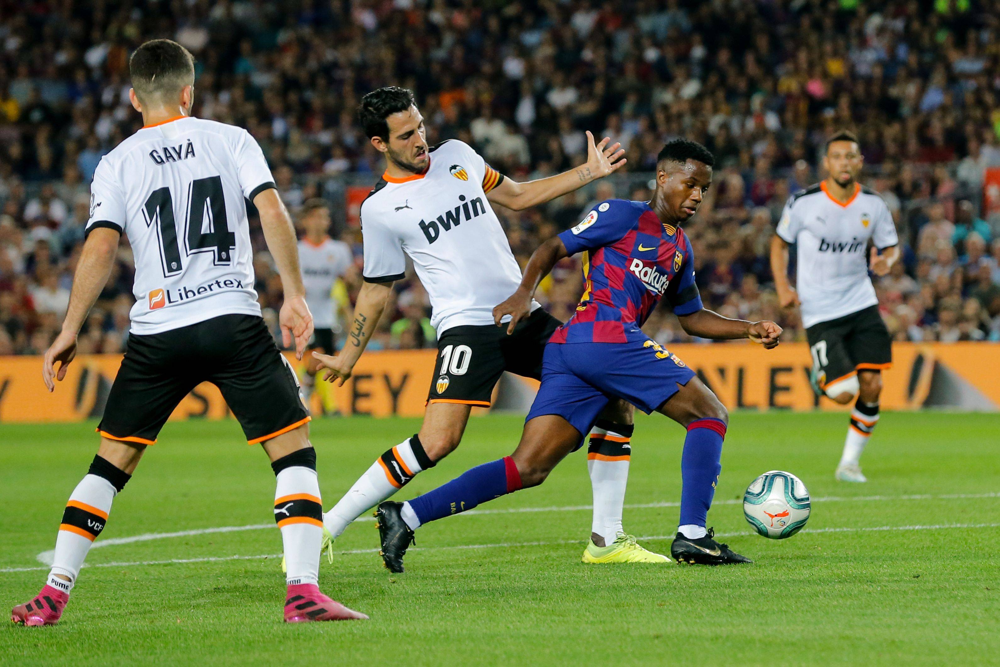 爱游戏课程-足球赛场上场面紧张激烈，各队拼尽全力争夺