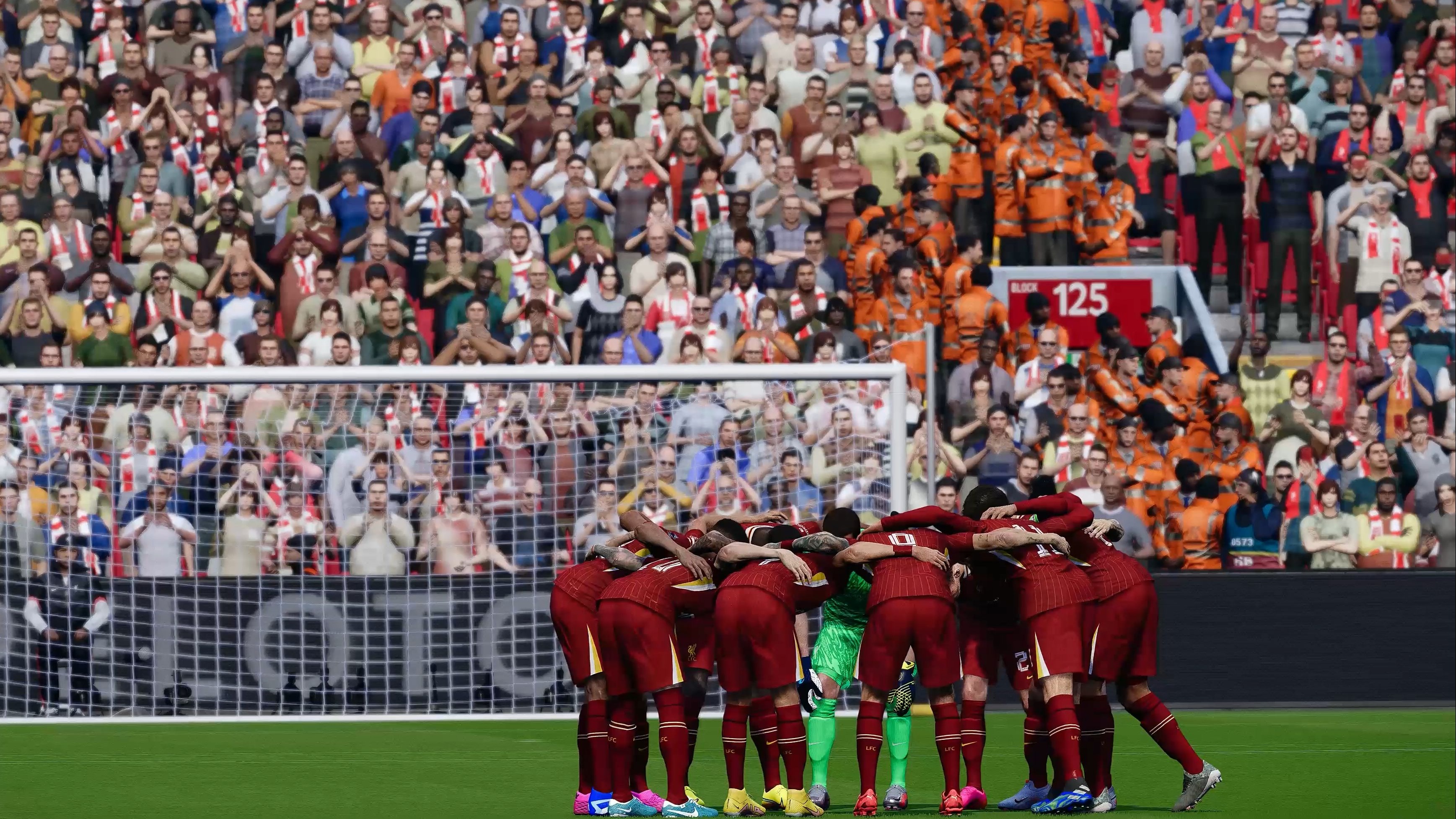 足球赛场上场面紧张激烈，各队拼尽全力争夺