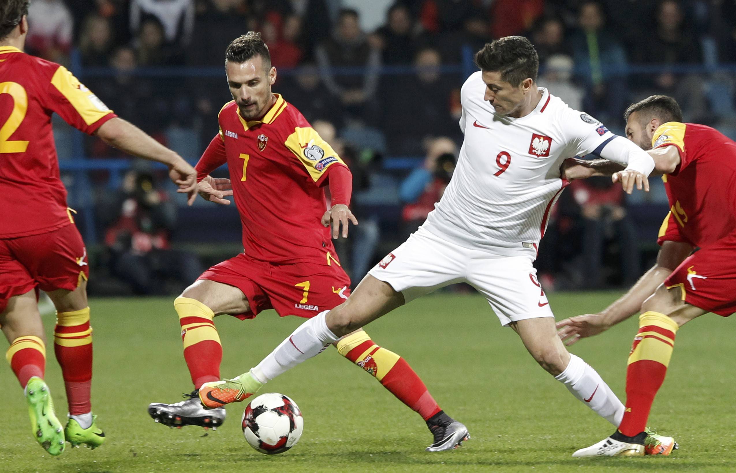 波兰足球队在国际比赛中大获全胜 波兰足球队在国际比赛中大获全胜