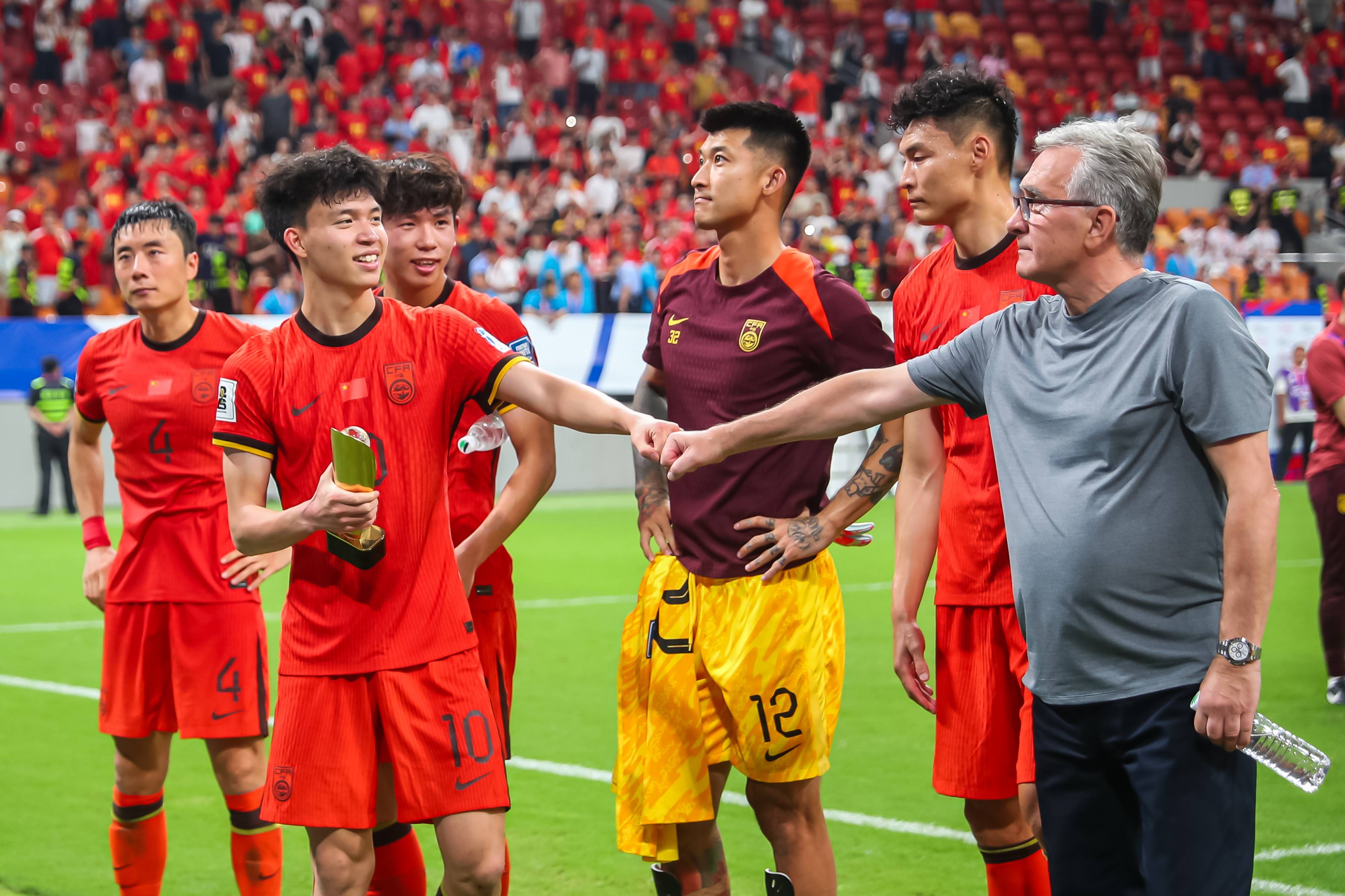 亚洲足球队在国际赛事中崭露头角