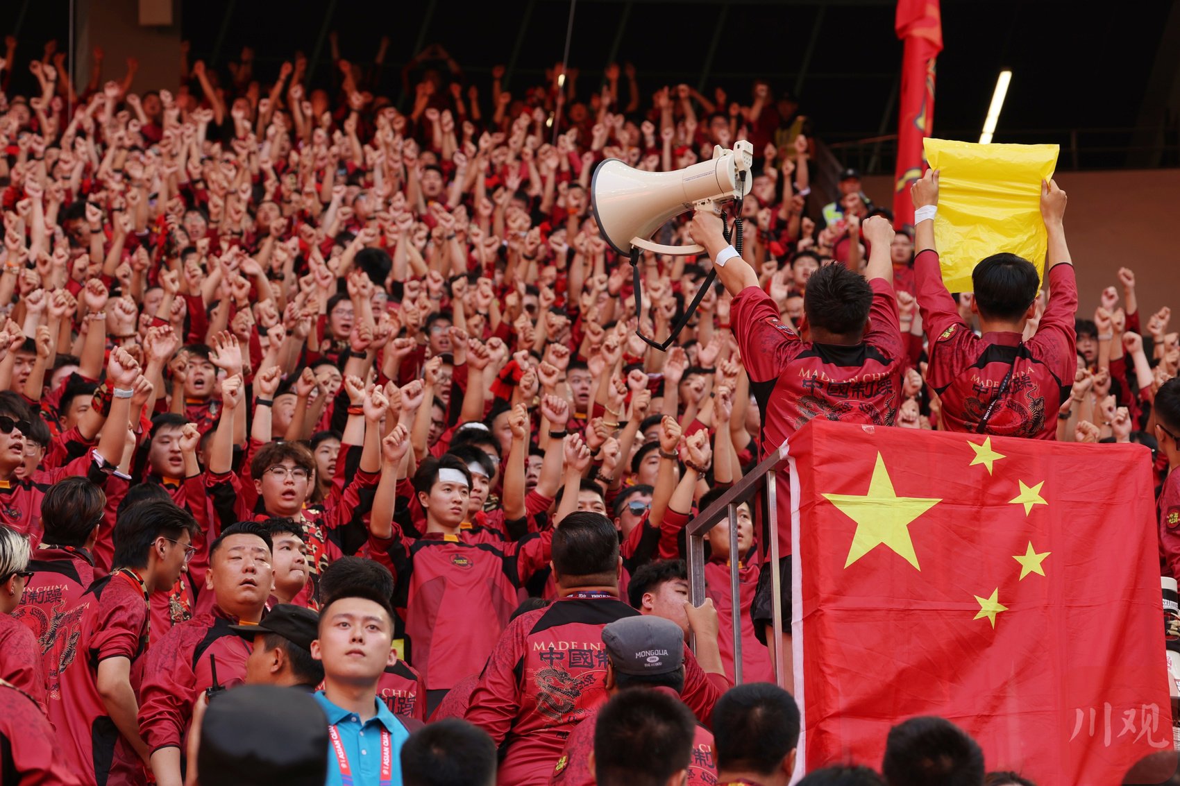 足球明星在赛场上展现出色表现，赢得阵阵掌声