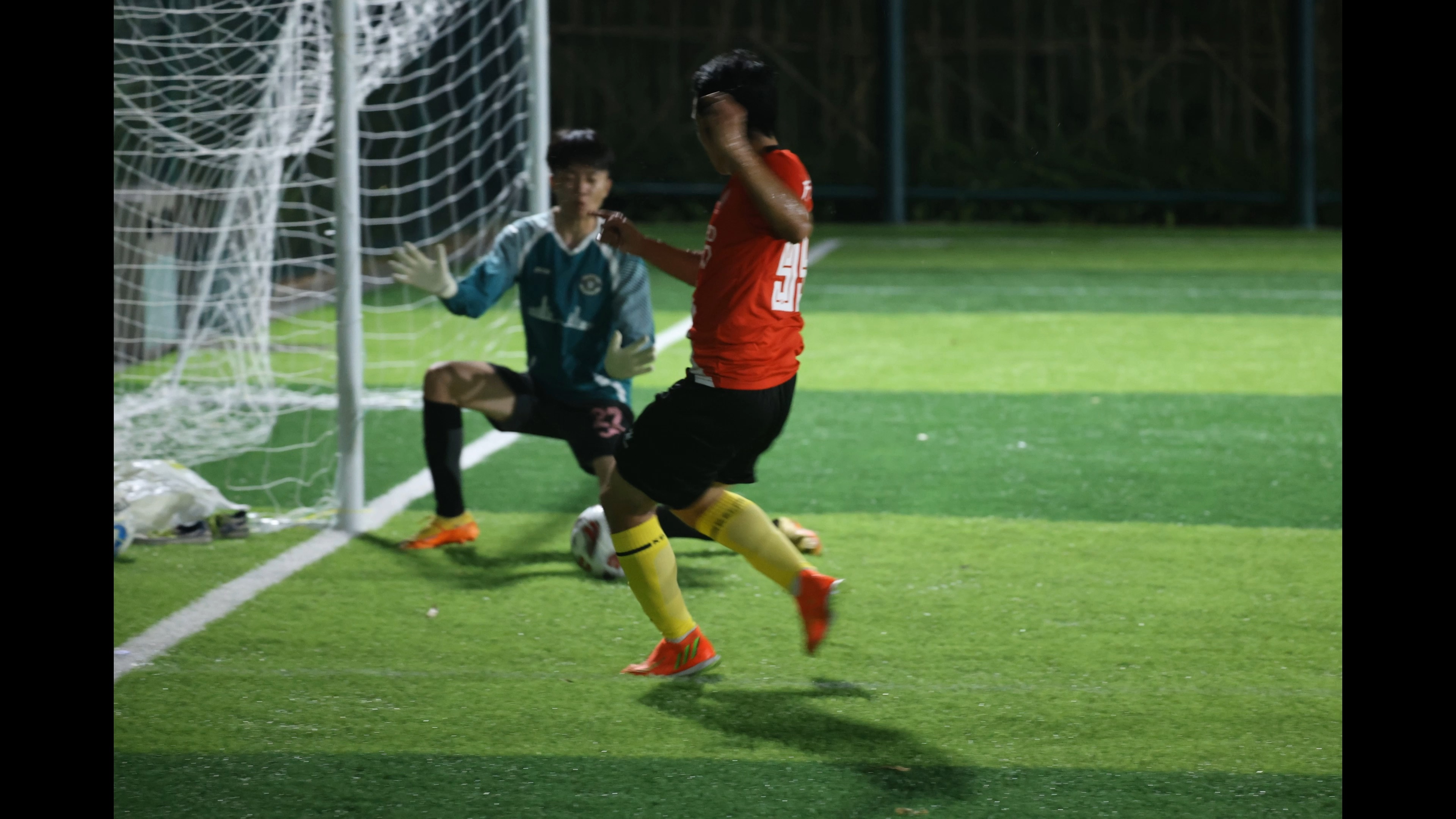 足球比赛场上技战术纷呈,赛况备受瞩目 足球比赛场上技战术纷呈,赛况备受瞩目