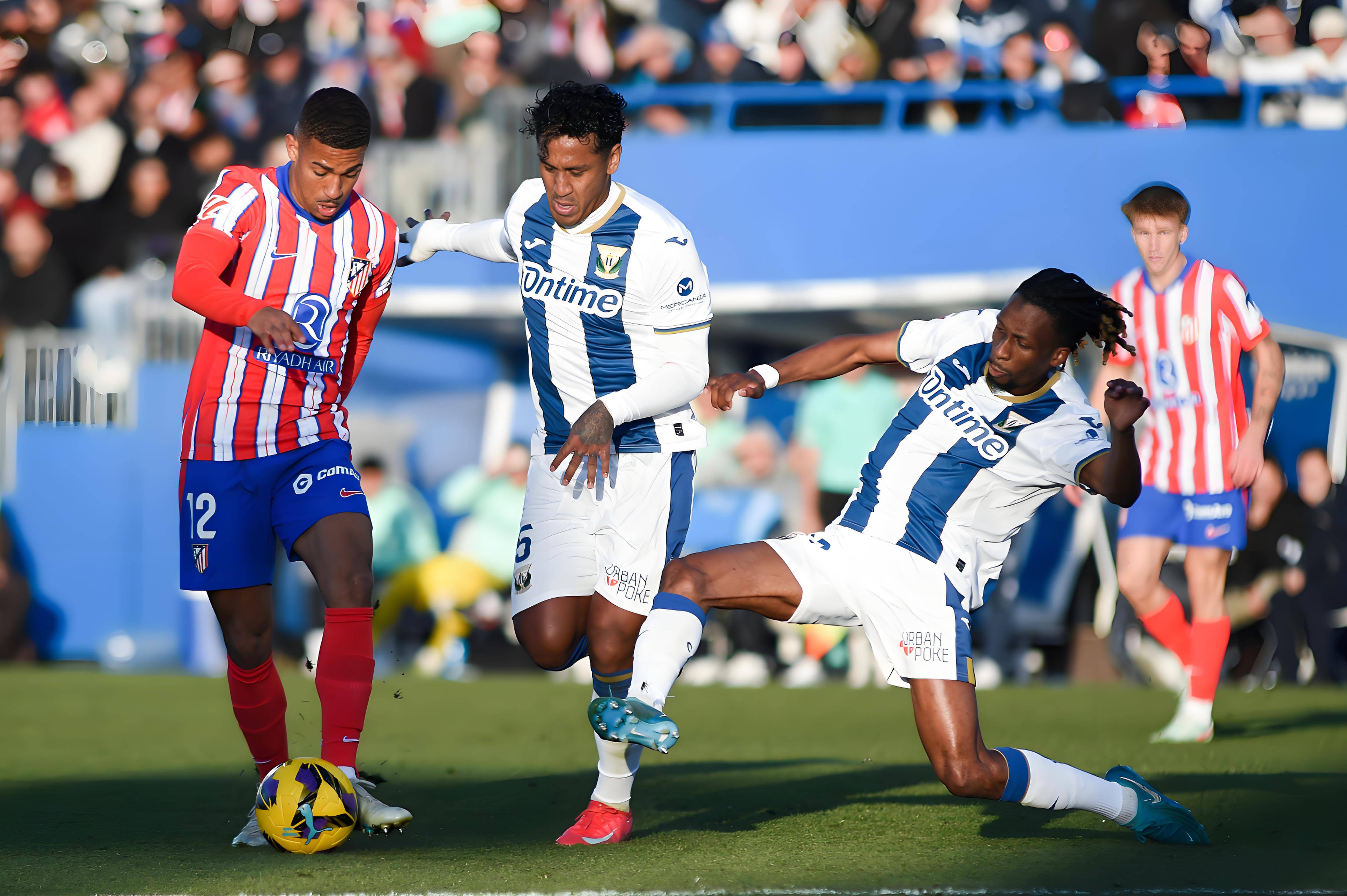 爱游戏教练-足球强队交锋现场热闹非凡，势均力敌的简单介绍