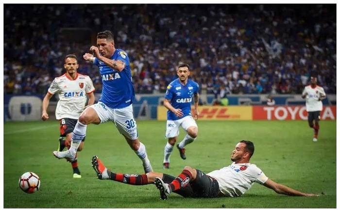 足球强队交锋现场热闹非凡，势均力敌的简单介绍