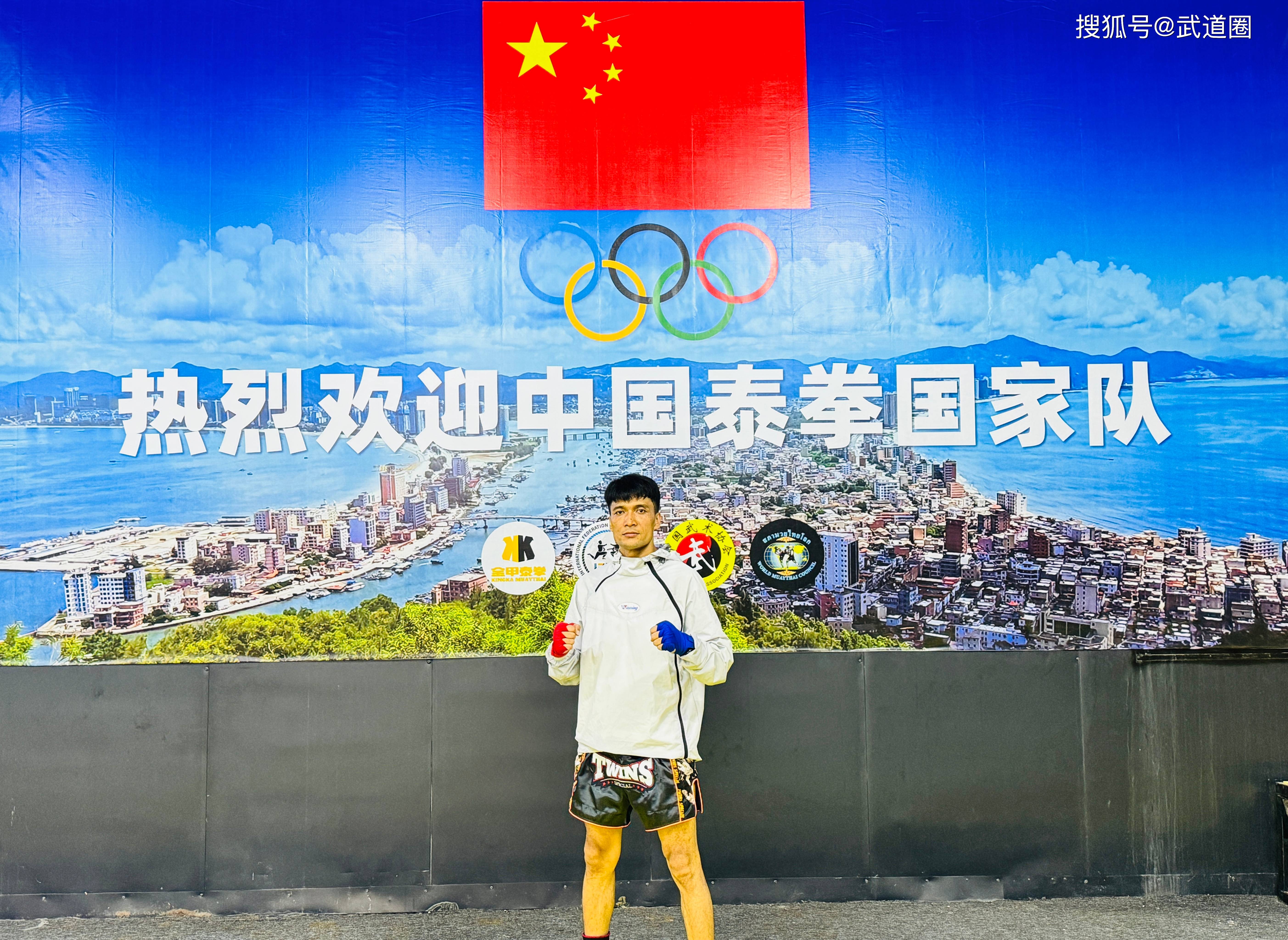 球队在比赛中球员奋勇拼搏，夺取关键胜利