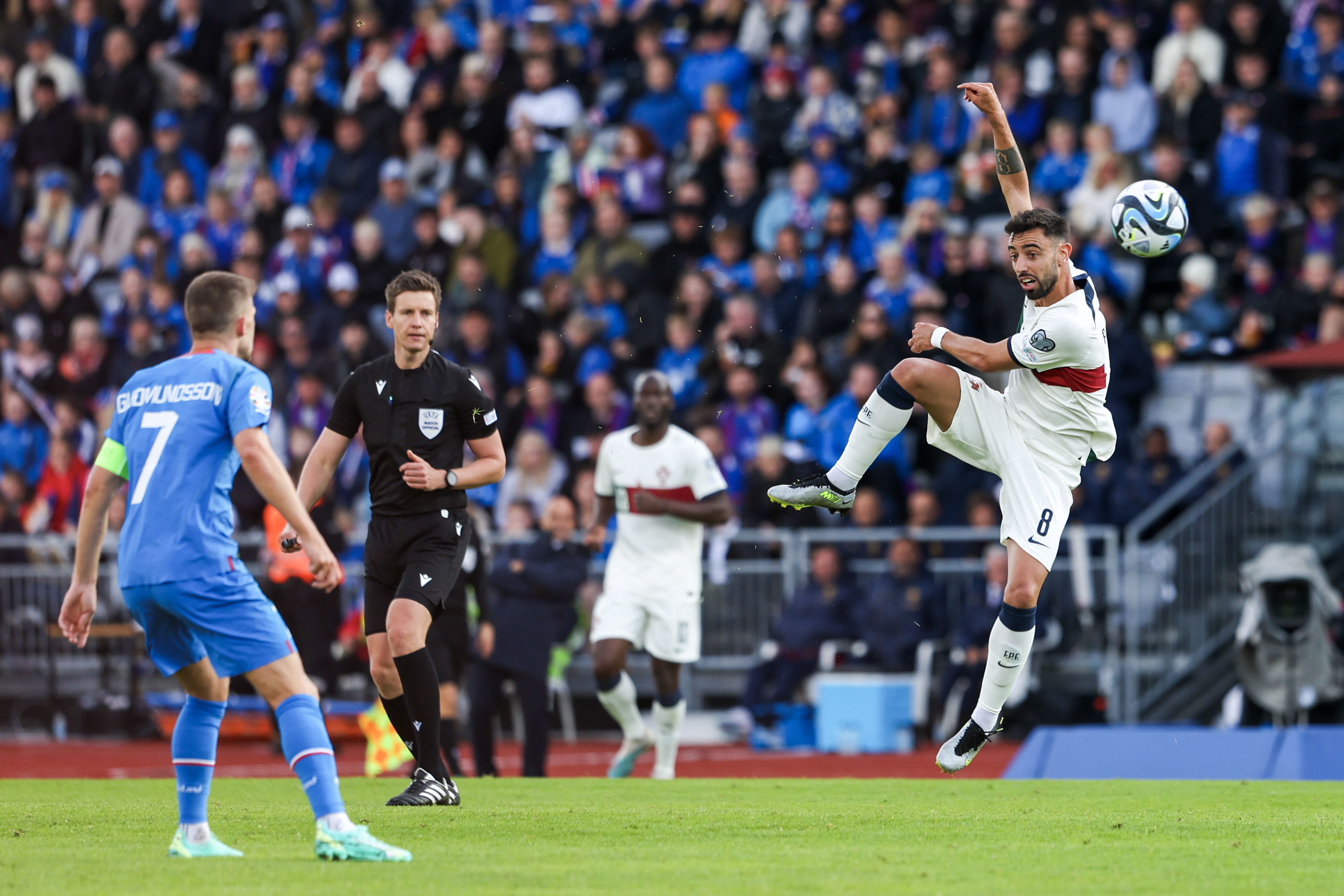 爱游戏网站入口-欧锦赛预选赛夺冠热门球队现身