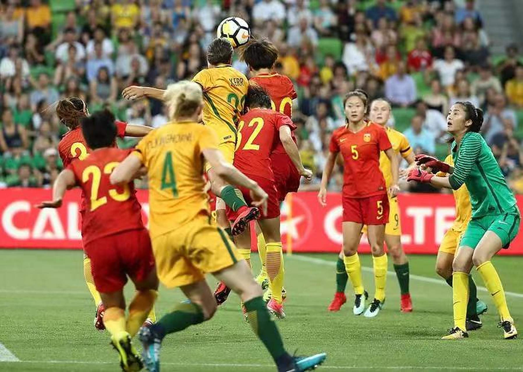 世界各地热火朝天的女足比赛，掀起球迷狂潮