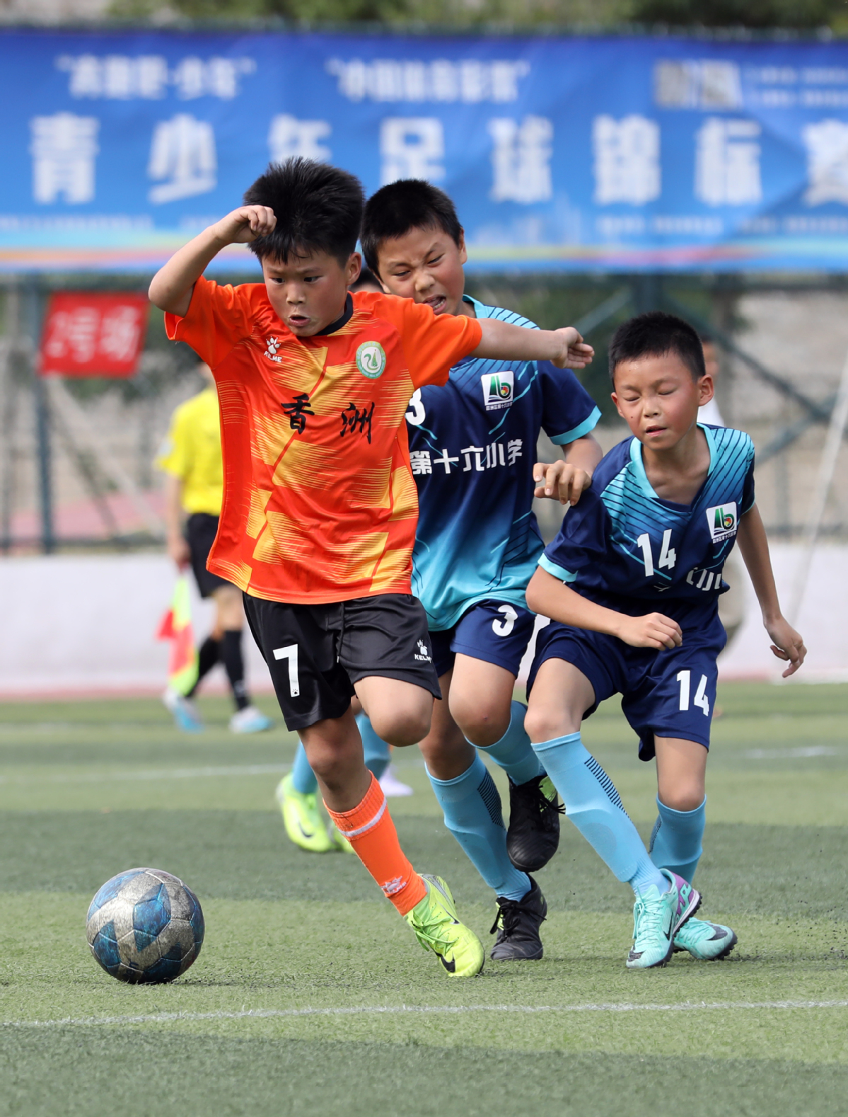 精彩对决助力足球热潮，球场内外挑战接踵而至的简单介绍