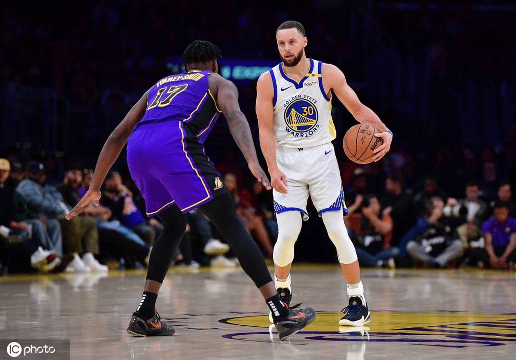 勇士主场不敌骑士,库里空砍三分 勇士主场不敌骑士,库里空砍三分