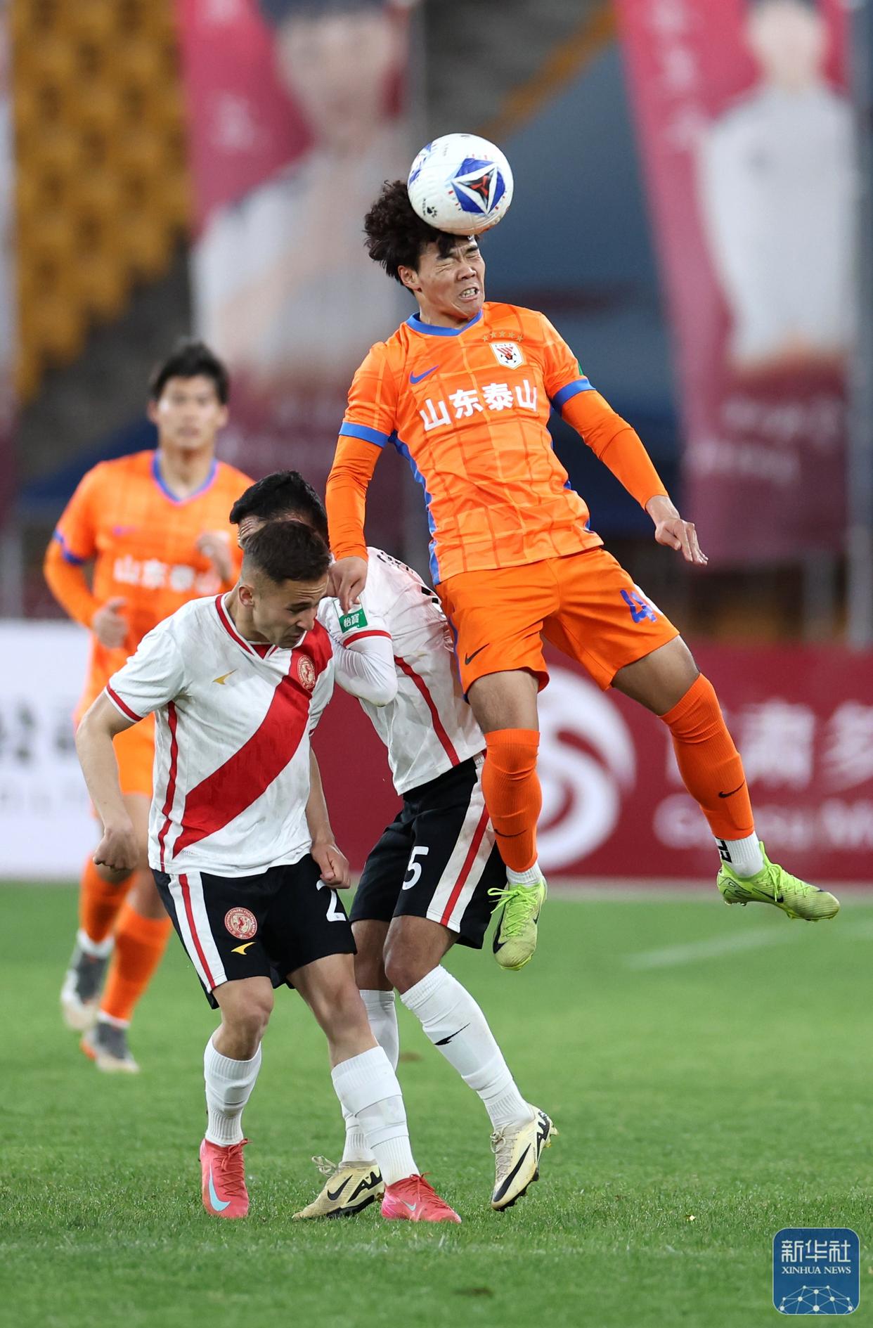 甘肃队在比赛中受伤,队员团结一致 甘肃队在比赛中受伤,队员团结一致