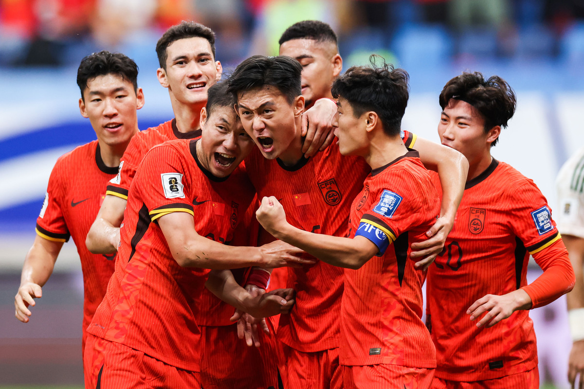 多支国内足球俱乐部在激烈比赛中对抗的简单介绍